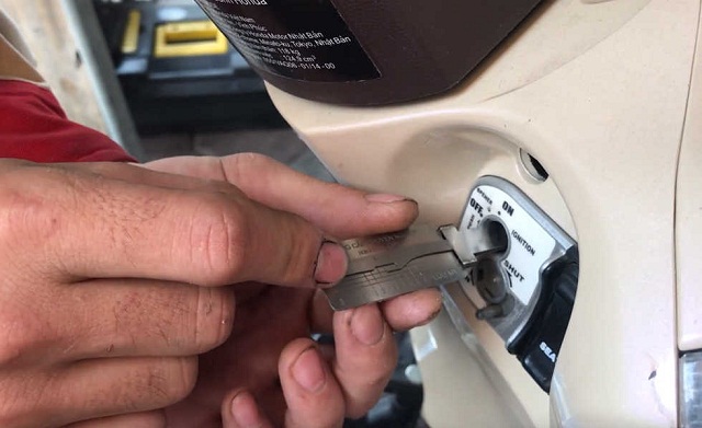Chia sẻ cách bẻ khóa xe máy khi mất chìa khóa chi tiết nhất>